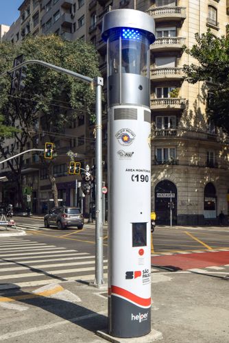 Totem de segurança pública com botão de emergência - microfone - alto-falantes e câmeras na região da Pr