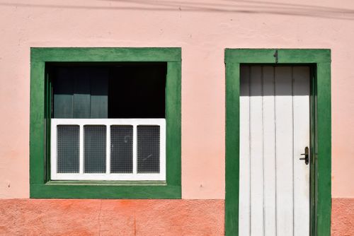 Moradias com fachada na calçada em rua íngreme no centro histórico