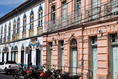  Comércio em casas antigas no centro histórico