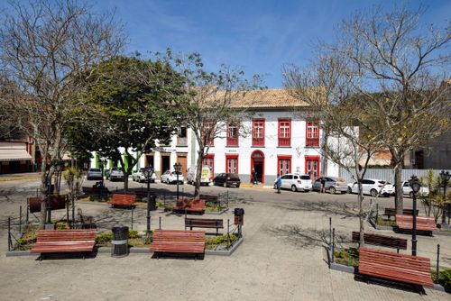 Casario colonial na Praça Oswaldo Cruz no centro histórico