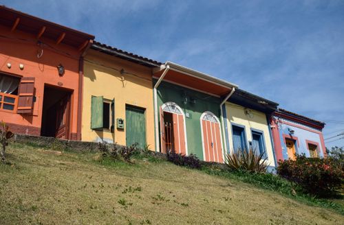 Moradias antigas geminadas e coloridas no centro histórico