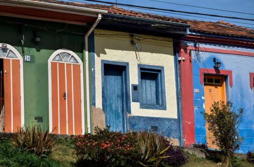 Moradias antigas geminadas e coloridas no centro histórico