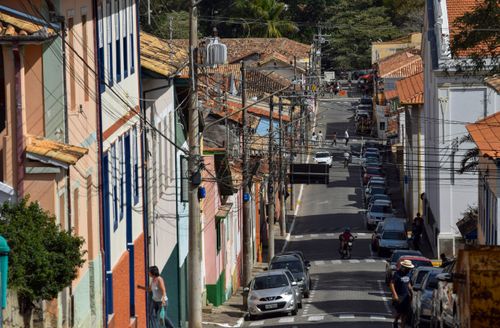 Moradias em rua íngreme no centro histórico