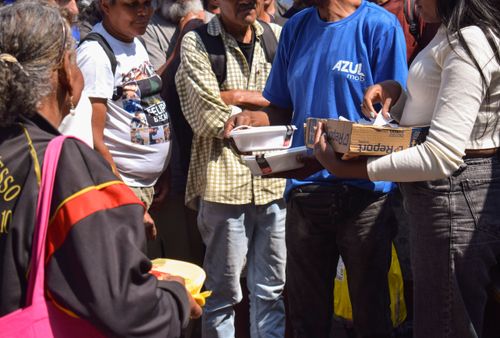 Distribuição de comida para moradores de rua no Largo da Batata
