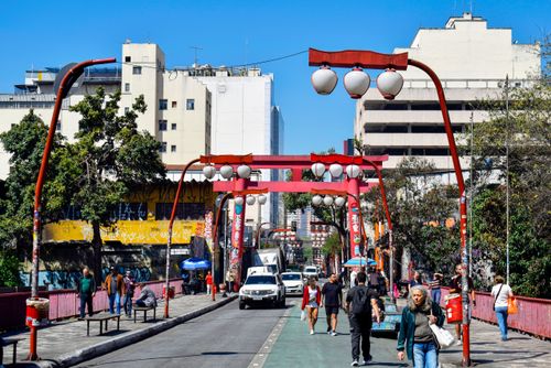Luminárias em estilo oriental e movimentação de pessoas no bairro Liberdade