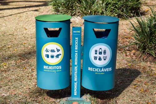 Lixeiras para coleta seletiva de lixo orgânico e reciclável no Parque do Ibirapuera