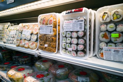 Shushi e hossomaki à venda em comércio de produtos orientais no bairro Liberdade - centro da cidade