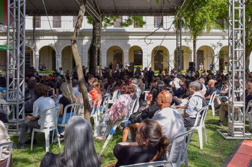 Público assistindo apresentação de dança e música de grupos folclóricos durante a 29ª Festa do Imigrant