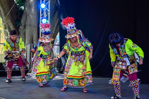 Apresentação de música de grupo folclórico boliviano Atividade Fraternidad Folklórica y Cultural Tinkus S
