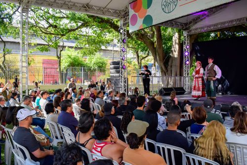 Público assistindo apresentação de dança e música do grupo lituano Rambyna durante a 29ª Festa do Imigra
