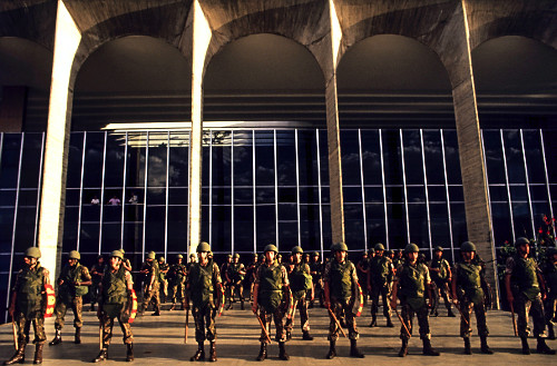 Tropa de choque em frente ao Palácio do Itamaraty durante Comício Pró-Diretas - Campanha Diretas Já
