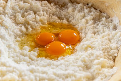 Ovos caipira e polvilho no preparo de pão de queijo na Serra da Canastra - sequência fotográfica 15ADR023 a