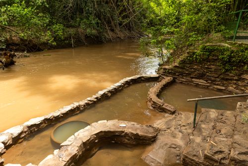 Poço do Cozinha Ovos no rio Piratininga - nascente termal com temperatura que ultrapassa os 50 graus - parque