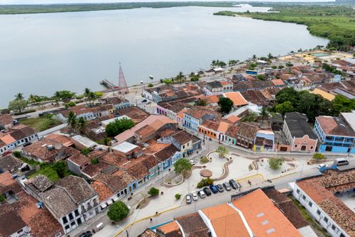 Vista de drone de casario na Praça Comendador Firmo Lopes - ao fundo Lagoa Manguaba 