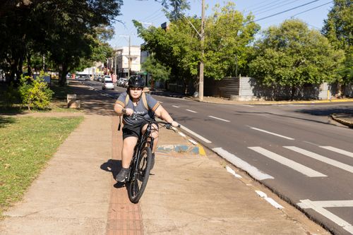 Estudante de 11 anos a caminho da escola de bicicleta