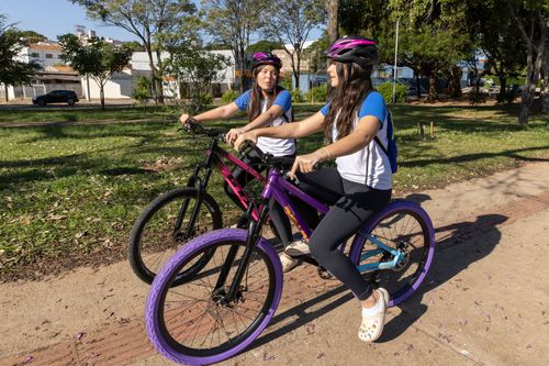 Estudantes de 13 anos a caminho da escola de bicicleta