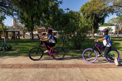 Estudantes de 13 anos a caminho da escola de bicicleta