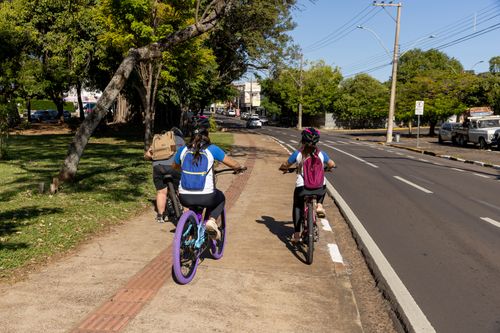 Estudantes de 11 a 13 anos a caminho da escola de bicicleta