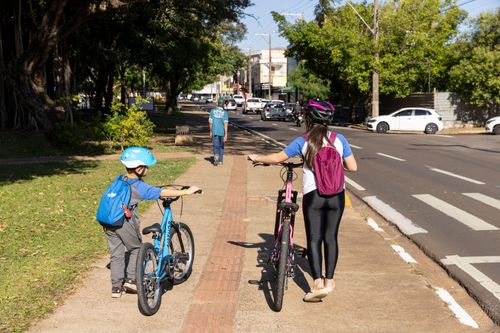 Irmãos de 6 anos e 13 anos a caminho da escola de bicicleta