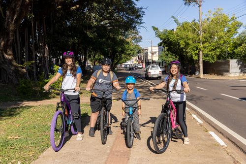 Estudantes de 11 a 13 anos a caminho da escola de bicicleta