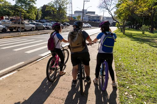Estudantes de 11 a 13 anos a caminho da escola de bicicleta