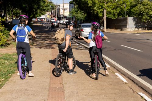 Estudantes de 11 a 13 anos a caminho da escola de bicicleta