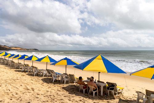 Guarda-sóis na Praia do Madeiro - distrito de Pipa - Polo Costa das Dunas