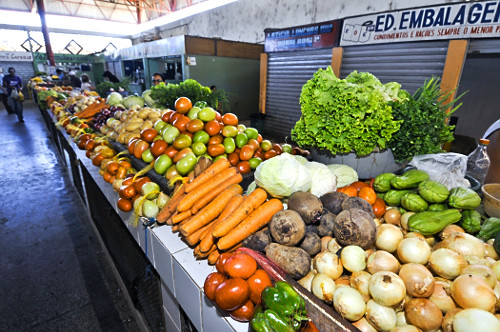 Banca de legumes e frutas à venda no Mercado Municipal | Pulsar Imagens |  Banco imagens do Brasil