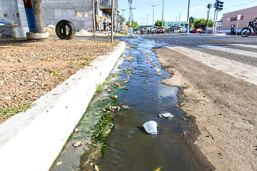 Esgoto à céu aberto em sarjeta na Avenida José Cavalcanti no centro da cidade