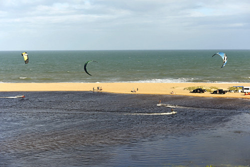 Prática de kitesurf na Lagoa do Siri - ao fundo Praia Lagoa do Siri