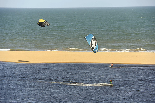 Prática de kitesurf na Lagoa do Siri - ao fundo Praia Lagoa do Siri