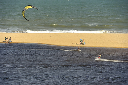 Prática de kitesurf na Lagoa do Siri - ao fundo Praia Lagoa do Siri