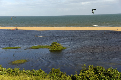 Prática de kitesurf na Lagoa do Siri - ao fundo Praia Lagoa do Siri
