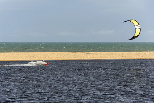 Prática de kitesurf na Lagoa do Siri - ao fundo Praia Lagoa do Siri