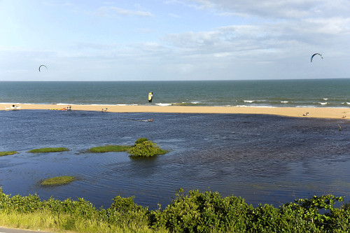 Prática de kitesurf na Lagoa do Siri - ao fundo Praia Lagoa do Siri
