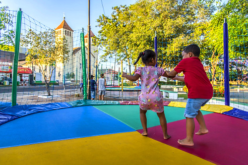 Crianças brincando em pula-pula na praça da Bandeira - ao fundo Igreja Matriz Nossa Senhora dos Remédios -