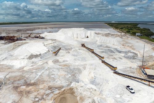 Vista de drone de pátio de sal e esteira transpotadora - Polo Costa Branca