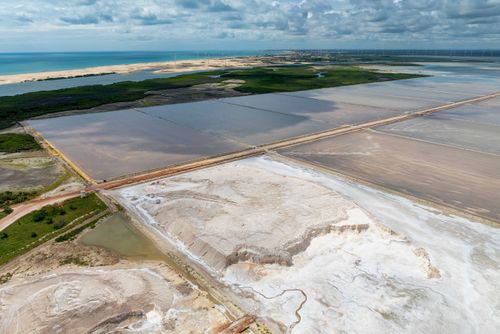 Vista de drone dos tanques de evaporação utilizados no processo de extração de sal- Polo Costa Branca.