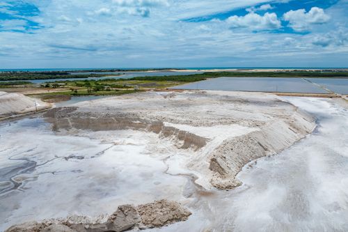 Vista de drone dos tanques de evaporação utilizados no processo de extração de sal- Polo Costa Branca.