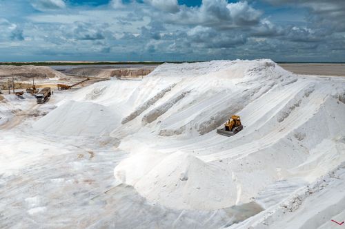 Vista de drone de trator de esteira movimentando sal de indústria salineira - Polo Costa Branca