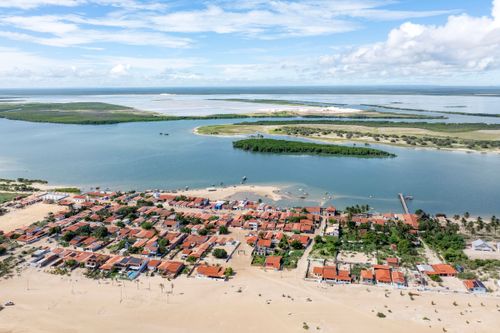 Vista de drone do distrito de Galos - ao fundo salinas - Polo Costa Branca 