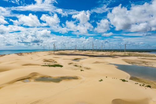 Vista de drone de parque eólico nas dunas da península de Galinhos - Pólo Costa Branca