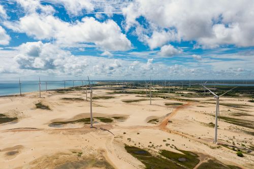 Vista de drone de parque eólico nas dunas da península de Galinhos - Pólo Costa Branca