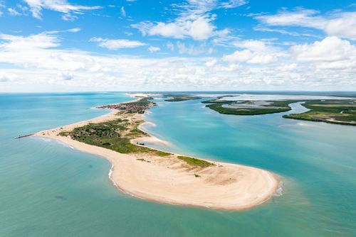 Vista de drone da península e cidade de Galinhos no fundo - Pólo Costa Branca