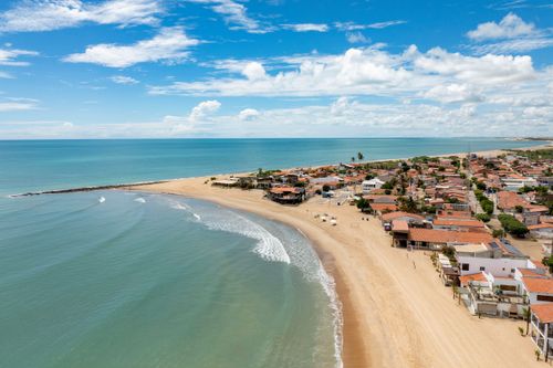 Vista de drone da cidade e praia de galinhos do mar de fora - Polo Costa Branca 