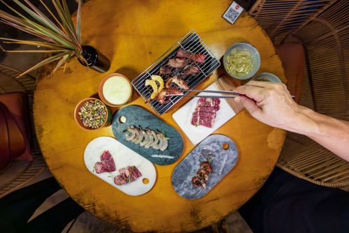 Churrasco ao estilo japonês com carnes e frutos do mar em restaurante