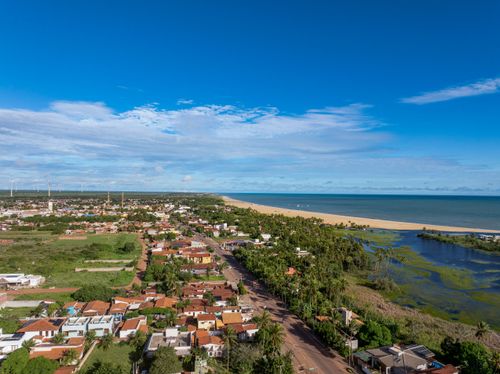 Vista de drone da avenida dos Arrecifes Lagoa do Cardeiro à direita e ao fundo Praia do Cardeiro - Costa das 