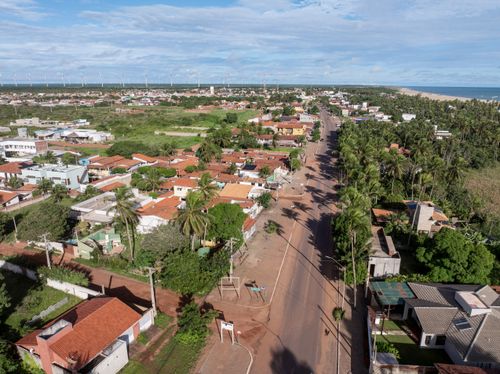 Vista de drone da avenida dos Arrecifes e ao fundo Praia do Cardeiro - Polo Costa das Dunas