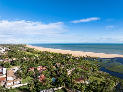 Vista de drone de moradias na Lagoa do Cardeiro e ao fundo Praia do Cardeiro - Polo Costa das Dunas