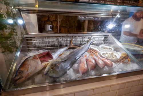 Peixes à venda em restaurante especializado em frutos do mar